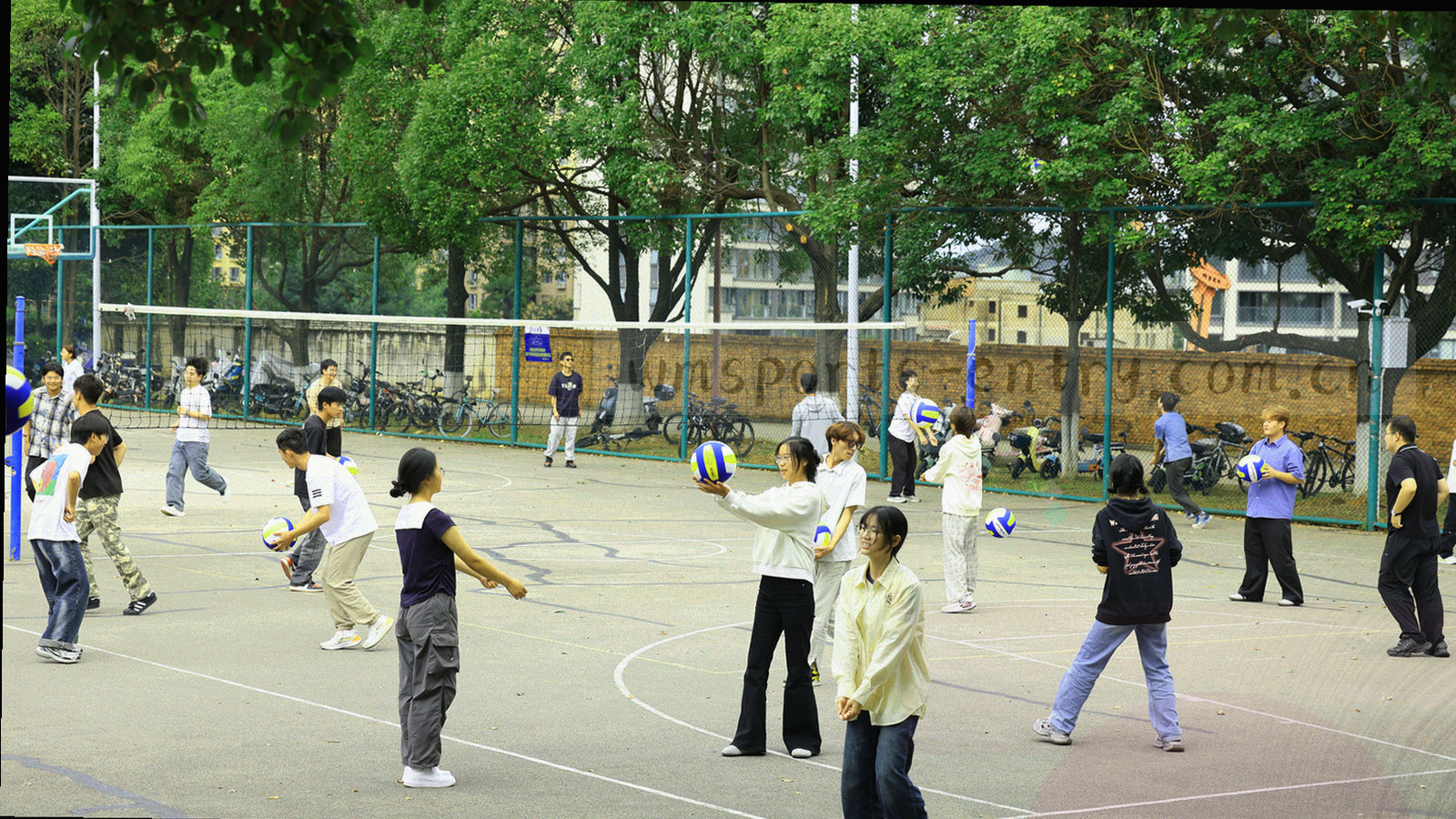 俯拍球场与看台灯光，冷色调画面叠加淡色数据网格